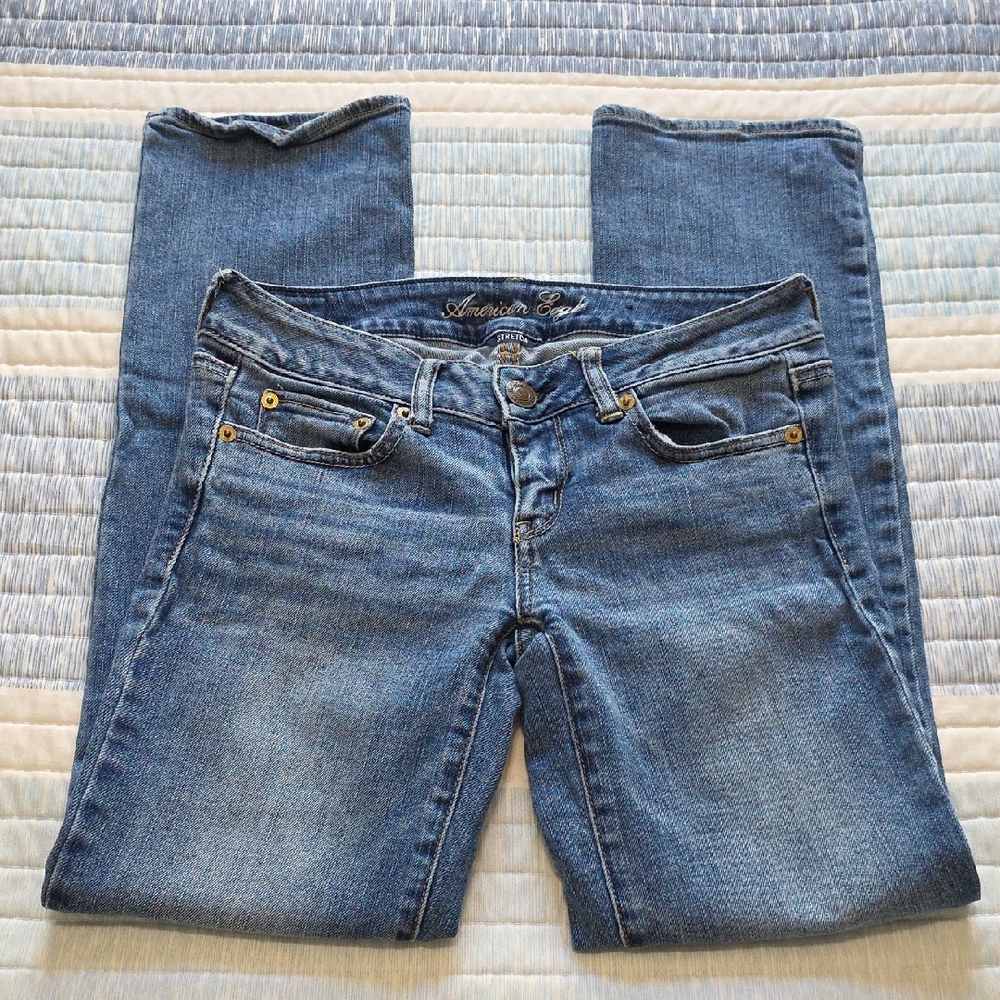 American Eagle Outfitters Women's Straight Leg Jeans in Medium Blue Wash